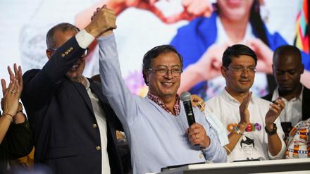 Gustavo Petro feiert den Stimmengewinn seiner Partei.
