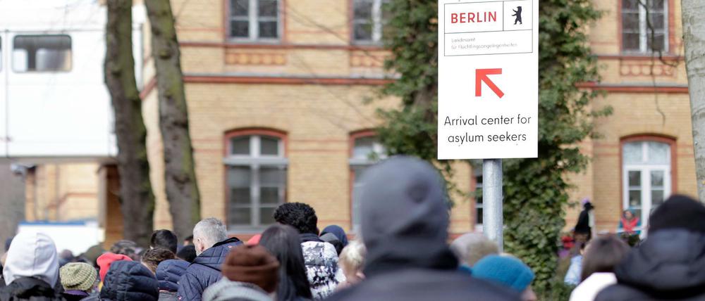 Flüchtlinge aus der Ukraine warten vor dem Ankunftszentrum des LAF auf ihre Registrierung.