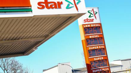 Für viele eine Ärgernis: die derzeit vergleichsweise hohen Preise an der Tankstelle.
