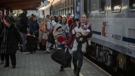 Ukrainische Flüchtlinge besteigen am Bahnhof von Przemysl, Polen, einen Zug, der sie weiter nach Westen bringen soll.