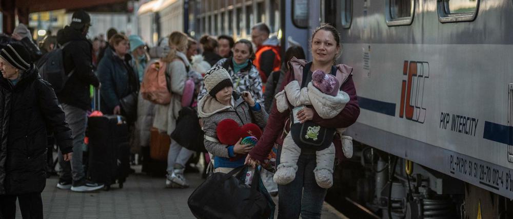 Ukrainische Flüchtlinge besteigen am Bahnhof von Przemysl, Polen, einen Zug, der sie weiter nach Westen bringen soll.