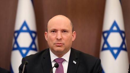 Naftali Bennett, Ministerpräsident von Israel, leitet eine Kabinettssitzung in seinem Büro.