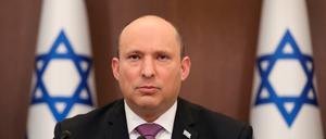 Naftali Bennett, Ministerpräsident von Israel, leitet eine Kabinettssitzung in seinem Büro.