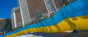 Europaweite Solidarität: Teilnehmer:innen einer Friedenskundgebung in Madrid protestieren gegen den Krieg.