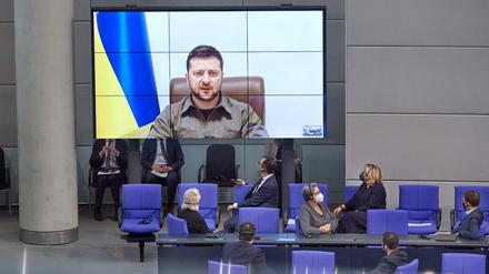 Der ukrainische Präsident Wolodymyr Selenskyj spricht zum Bundestag.