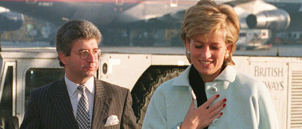  Prinzessin Diana und ihr Privatsekretär Patrick Jephson gehen auf dem Flughafen Heathrow (Archivbild).