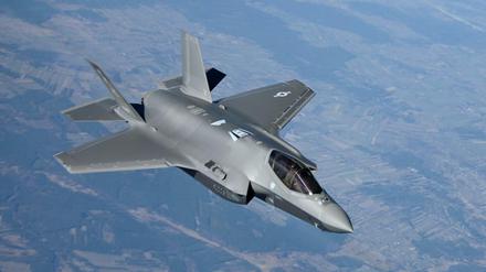 Auf diesem von der U.S. Air Force zur Verfügung gestellten Bild fliegt eine F-35 Lightning II der U.S. Air Force über Polen.