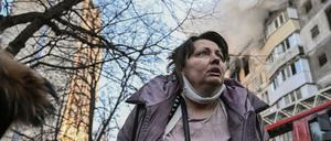 Ein Frau in Kiew, die aus ihrem brennenden Wohnhaus gerettet wurde