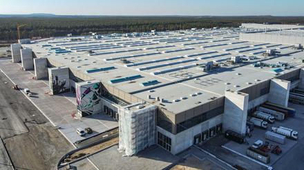 Gerade erst endgültig genehmigt, aber schon fast fertig gebaut: die neue Tesla-Fabrik im brandenburgischen Grünheide.