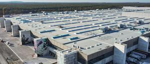 Gerade erst endgültig genehmigt, aber schon fast fertig gebaut: die neue Tesla-Fabrik im brandenburgischen Grünheide.