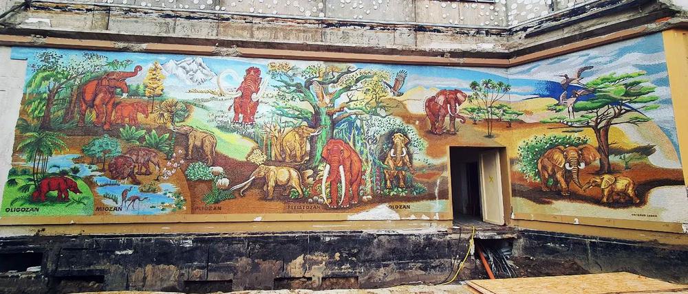 Ein Foto dokumentiert die Zerstörung an einem Kunstwerk im Berliner Tierpark. 