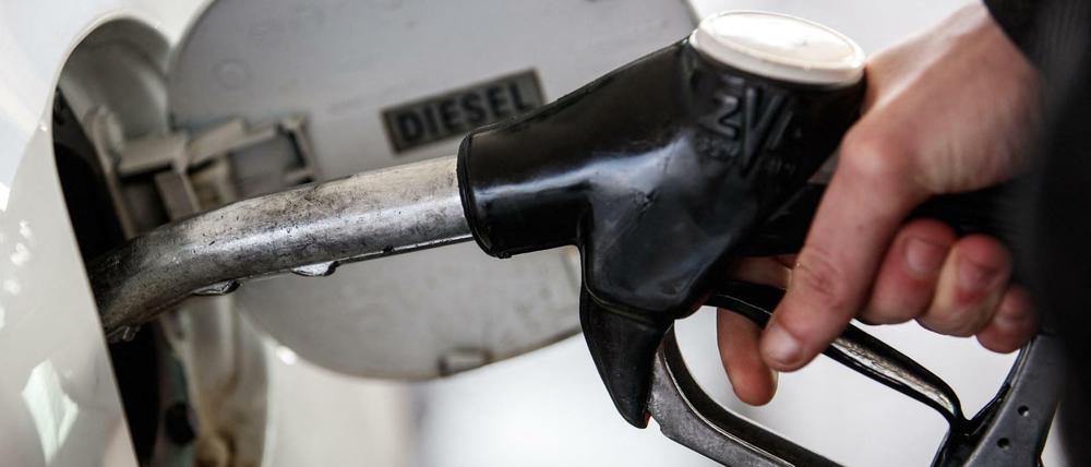 Ein Liter kostet durchschnittlich 2305 Euro, das ist binnen fünf Tagen ein Preissprung von 15,5 Cent.