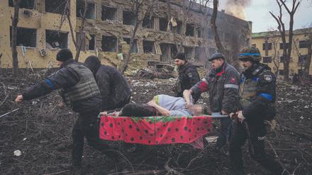 Der Angriff auf die Geburtsklinik in Mariupol wurde zum Symbol für die Absicht Russlands, die Bürger und die zivile Infrastruktur zu vernichten.