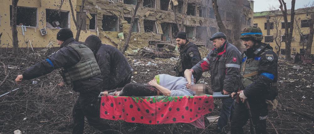 Der Angriff auf die Geburtsklinik in Mariupol wurde zum Symbol für die Absicht Russlands, die Bürger und die zivile Infrastruktur zu vernichten.