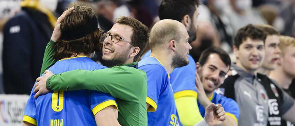 Kollektive Begeisterung. Trainer Jaron Siewert feiert den ersten Füchse-Sieg in Kiel mit seinen Spielern.
