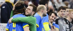 Kollektive Begeisterung. Trainer Jaron Siewert feiert den ersten Füchse-Sieg in Kiel mit seinen Spielern.