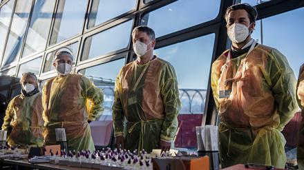 Helfer für Corona-Tests im früheren Flughafen Tegel. Auf dem Gelände bringt Berlin jetzt Flüchtlinge unter.