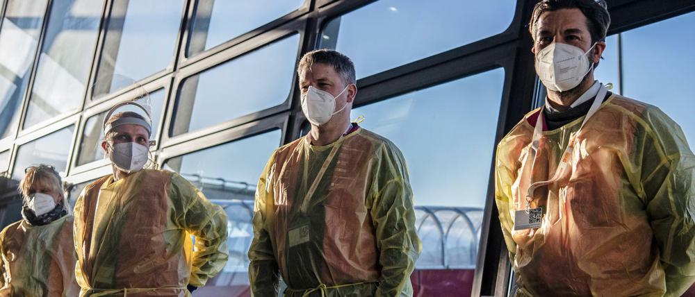 Helfer für Corona-Tests im früheren Flughafen Tegel. Auf dem Gelände bringt Berlin jetzt Flüchtlinge unter.