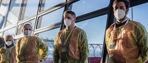 Helfer für Corona-Tests im früheren Flughafen Tegel. Auf dem Gelände bringt Berlin jetzt Flüchtlinge unter.
