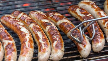 Noch ist die Grillsaison nicht eröffnet, aber wer sparen will, sollte seine Würstchen heute schon kaufen. 