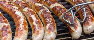 Noch ist die Grillsaison nicht eröffnet, aber wer sparen will, sollte seine Würstchen heute schon kaufen. 