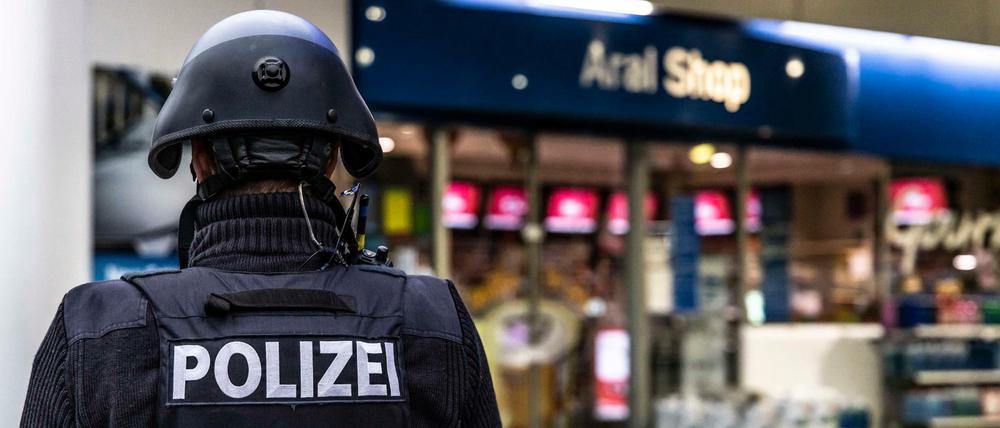 Ein Angestellter der Tankstelle war in Idar-Oberstein in Rheinland-Pfalz von einem mit einer Pistole bewaffneten Mann erschossen worden.