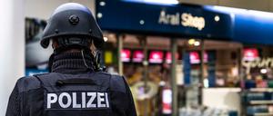 Ein Angestellter der Tankstelle war in Idar-Oberstein in Rheinland-Pfalz von einem mit einer Pistole bewaffneten Mann erschossen worden.