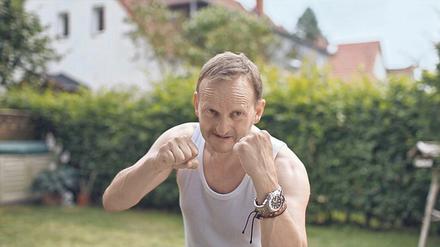 Sei bereit.  Andi (Milan Peschel) trainiert für künftige Auseinandersetzungen.