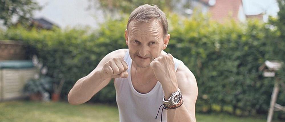 Sei bereit.  Andi (Milan Peschel) trainiert für künftige Auseinandersetzungen.