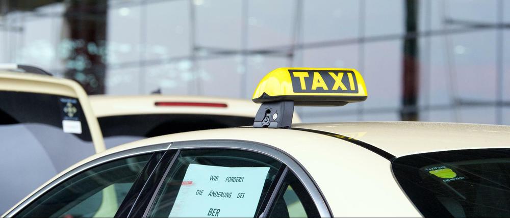 Im Wartemodus. Berliner Taxis stehen am BER länger an.
