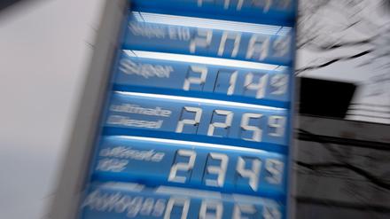 Die Preise für Kraftstoffe werden an einer Tankstelle mit über zwei Euro angezeigt.