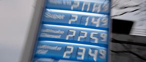 Die Preise für Kraftstoffe werden an einer Tankstelle mit über zwei Euro angezeigt.