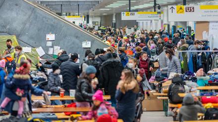 Gewaltiger Andrang. Flüchtlinge aus der Ukraine werden im Berliner Hauptbahnhof versorgt. Es kommen vor allem Frauen, Kinder und ältere Menschen.