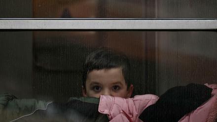 Auf dem Weg nach Warschau. Ein Flüchtlingskind schaut im polnischen Przemysl aus einem Zugfenster.