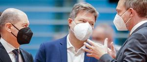 Verhandeln über den richtigen Entlastungsweg: Olaf Scholz, Robert Habeck und Christian Lindner. 
