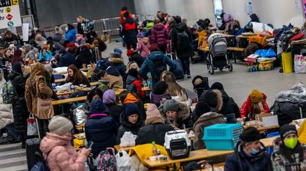 Menschen warten in der Anlaufstelle für Flüchtlinge aus der Ukraine auf dem Hauptbahnhof.