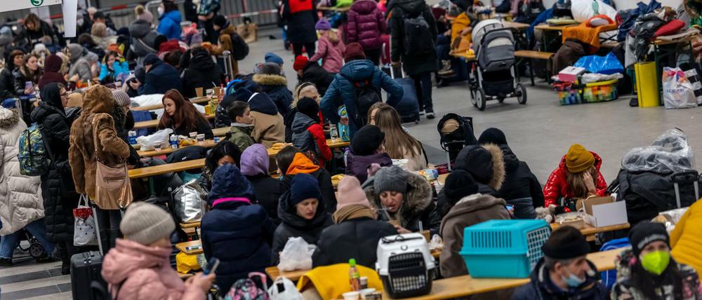 Menschen warten in der Anlaufstelle für Flüchtlinge aus der Ukraine auf dem Hauptbahnhof.