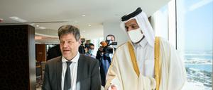 Robert Habeck und Scheich Mohammed bin Hamad bin Kasim al-Abdullah Al Thani, Minister für Handel und Industrie von Katar.