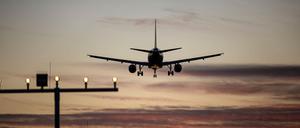 Auch an mehreren anderen Airports hatte Verdi die Kontrolleure dazu aufgerufen, den ganzen Tag die Arbeit niederzulegen.