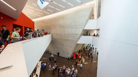 Studierende und Gäste besichtigen ein neues Universitätsgebäude.