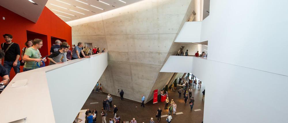Studierende und Gäste besichtigen ein neues Universitätsgebäude.