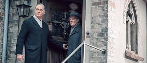 Sind wir unbeobachtet? Pastor Uwe Holmer (Hans-Uwe Bauer, links) und Honecker (Edgar Selge) verlassen das Haus für einen Spaziergang.