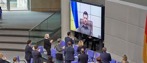 Auch die Bundeskanzler Olaf Scholz und seine Ministerinnen und Minister klatschten nach der Rede des ukrainischen Präsidenten Wolodymyr Selenskyj stehend Beifall.