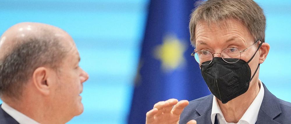 Olaf Scholz und sein Gesundheitsminister Karl Lauterbach. Bayern-MP Söder wirft Lauterbach den Wechsel ins Team Unvorsichtig vor.