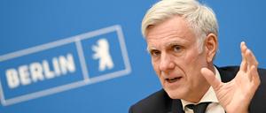 Stephan Schwarz (parteilos), Senator für Wirtschaft, Energie und Betriebe des Landes Berlin, spricht nach einer Sitzung des Berliner Senats bei einer Pressekonferenz. Schwarz sieht keine Notwendigkeit, das geplante Neustartprogramm für die Berliner Wirtschaft zu verschieben.