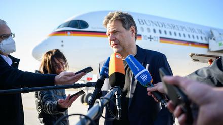 Robert Habeck äußert sich vor seinem Abflug nach Doha (Katar) auf dem militärischen Teil des Flughafen Berlin Brandenburg.