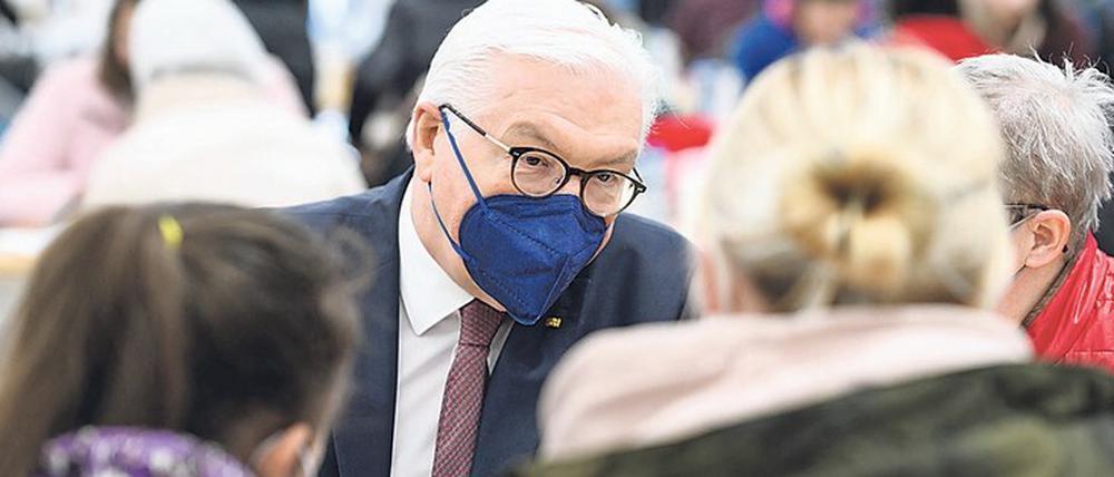 Zuhören. Frank-Walter Steinmeier am Hauptbahnhof.