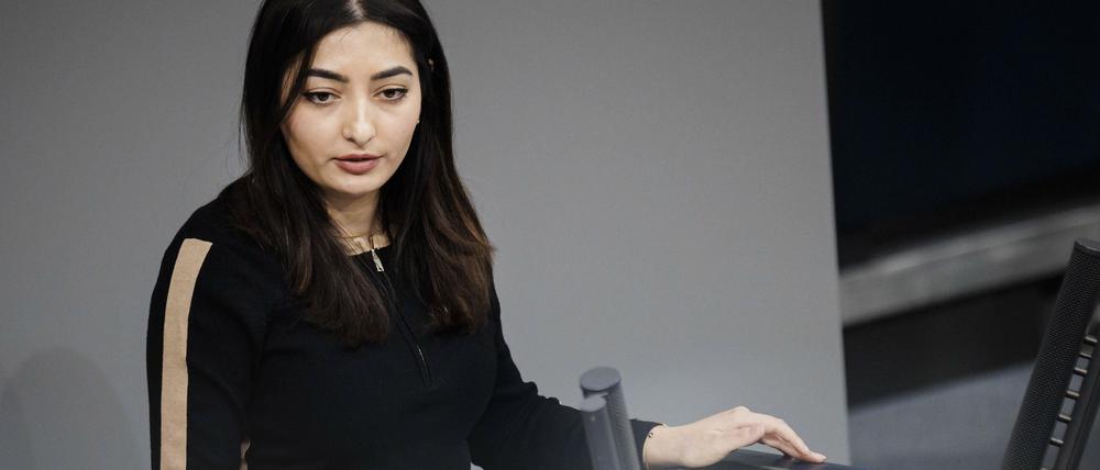 Staatsministerin Reem Alabali-Radovan steht im Parlament Rede und Antwort.