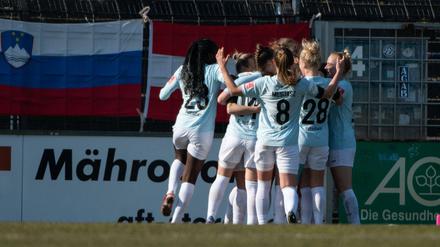 Die Turbine-Spielerinnen jubeln über den entscheidenden Treffer zum 2:0.