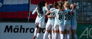 Die Turbine-Spielerinnen jubeln über den entscheidenden Treffer zum 2:0.